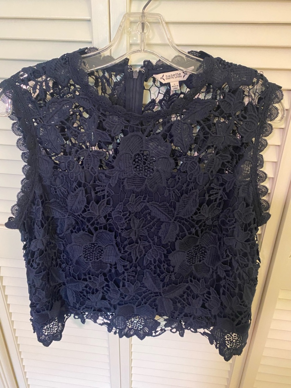 Nanette Lepore Navy Scalloped Lace Crop Top Size L- Feminine and Romantic‎ EUC